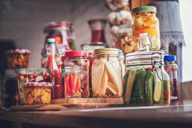 conservación de hortalizas orgánicas en frascos - preserves pickle jar relish fotografías e imágenes de stock
