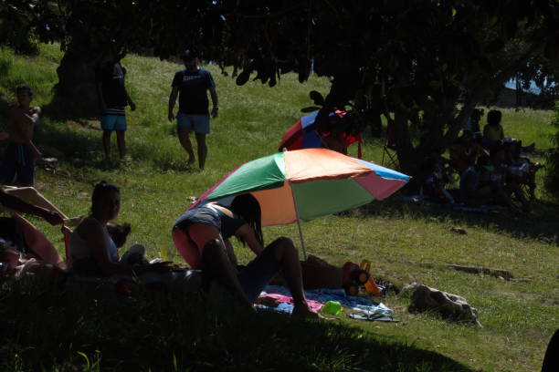 guarda-chuva colorida na praia - cape town beach crowd people - fotografias e filmes do acervo