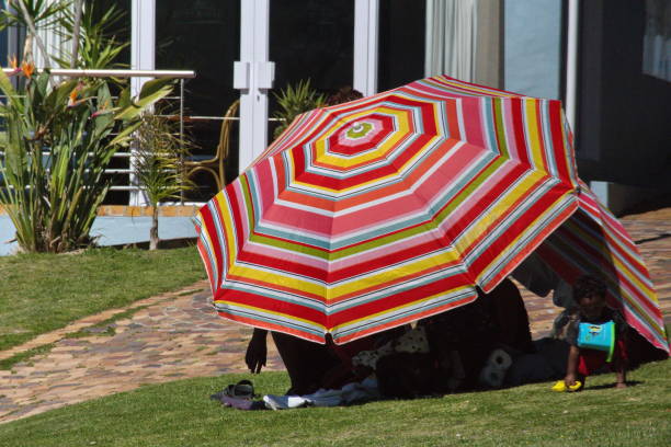 guarda-chuva colorida na praia - cape town beach crowd people - fotografias e filmes do acervo