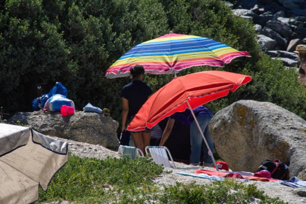guarda-chuvas coloridos na praia - cape town beach crowd people - fotografias e filmes do acervo