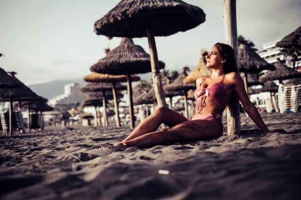 Hermoso Cuerpo De Mujer En Traje De Baño En La Playa Al Atardecer De Tiempo - Banco de fotos e imágenes de stock - iStock Hermoso Cuerpo De Mujer En Traje De Baño En La Playa Al Atardecer De Tiempo - Banco de fotos e imágenes de stock - iStock