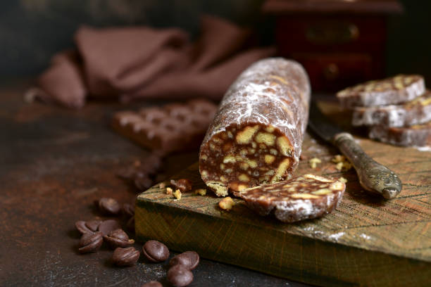 너트 쿠키와 수 제 초콜릿 살라미 - italian culture chocolate candy chocolate truffle 뉴스 사진 이미지