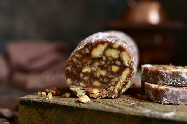 너트 쿠키와 수 제 초콜릿 살라미 - italian culture chocolate candy chocolate truffle 뉴스 사진 이미지
