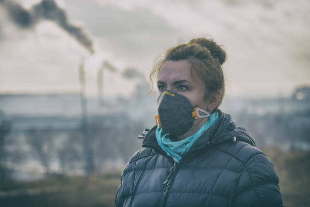 femme portant un masque anti-pollution, antipollution et virus réel - antipollution photos et images de collection