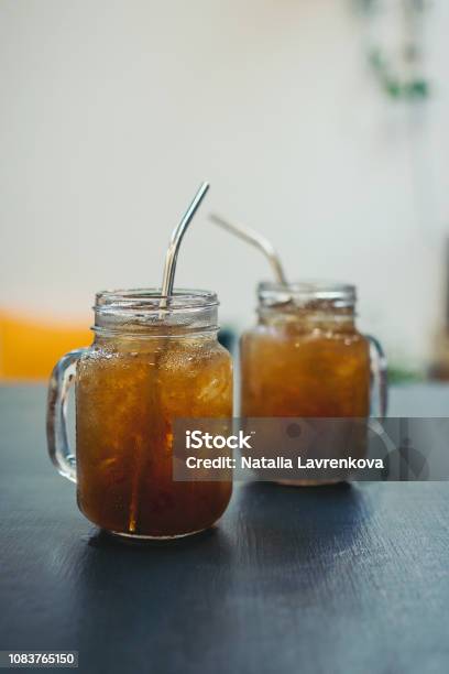 Photo libre de droit de Iced Tea En Bocaux Mason Sur Table banque d'images et plus d'images libres de droit de Thé - Boisson chaude - Thé - Boisson chaude, Mets sucré, Bocal à conserves