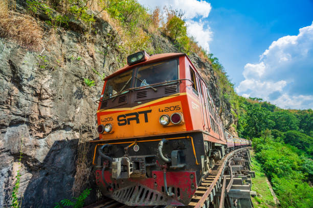 第二次世界大戦の歴史的な鉄道、美しい景色の写真を引き継ぐクワイノイ川鉄道で観光客の多い死の鉄道として知られています。 - kanchanaburi province train thailand diesel ストックフォトと画像