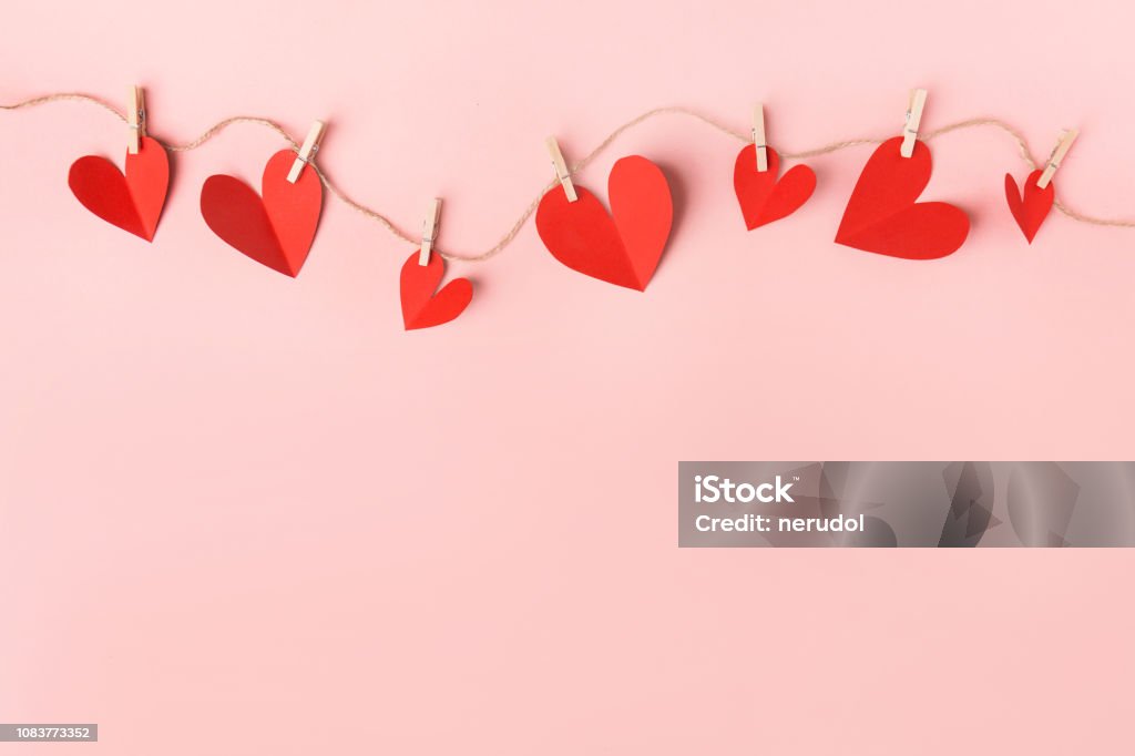 Corações vermelhos em fundo rosa - Foto de stock de Dia dos Namorados royalty-free