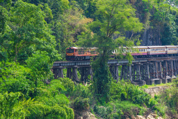 специальные поезда смерть железной дороги и реки кв�ай - burma railway стоковые фото и изображения