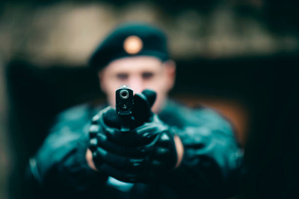 сват полицейский стрельба из огнестрельного оружия - armed forces human hand rifle bullet стоковые фото и изображения
