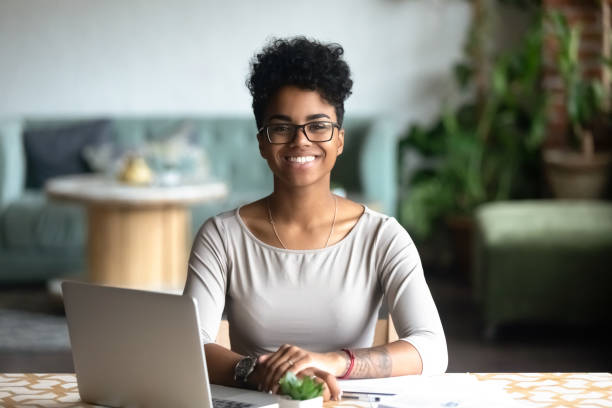 голова выстрел портрет улыбающейся афро-американской женщины - pc adult student laptop computer стоковые фото и изображения