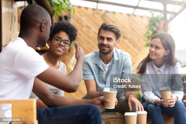 Afrikanische Amerikanische Mann Zeigt Daumen Bis Zu Freunden Im Café Stockfoto und mehr Bilder von Reden