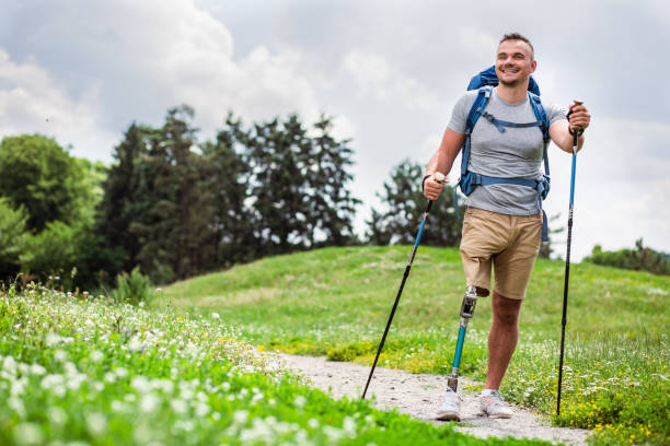 glücklich jüngling mit behinderung versucht, nordic-walking - power walken stock-fotos und bilder