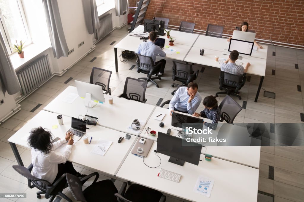 Empleados que trabajan juntos en el espacio de oficina abierto - Foto de stock de Oficina libre de derechos