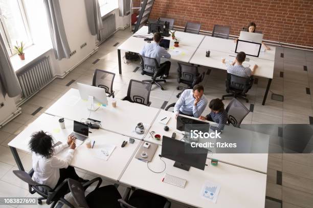 Empleados Que Trabajan Juntos En El Espacio De Oficina Abierto Foto de stock y más banco de imágenes de Oficina
