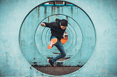 junge-asiatische-aktiven-mann-in-aktion-springen-und-treten-kreis-schleife-wand-hintergrund.jpg?b=1&s=170x170&k=20&c=vLu19wfly6M5k_pgA-TxlMBsumhb4FCK1ddFArUDfKI=