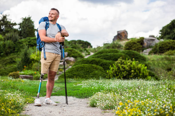 hombre alegre con la situación de la prótesis con bastones nórdicos - aspirations what vacations sport fotografías e imágenes de stock