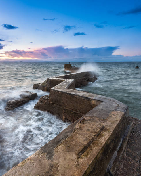 st monans、ファイフのブロック - scotland fife firth of forth waterbreak ストックフォトと画像