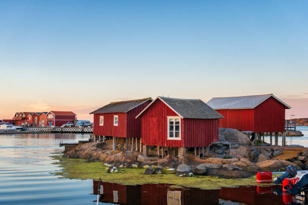idyllische insel in schweden - fishing village stock-fotos und bilder
