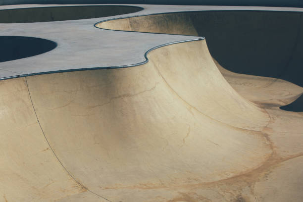 urban skate park bowl - skateboard park ramp skateboarding park imagens e fotografias de stock