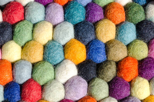 multi bolas de feltro de lã coloridas embarcações de fibra, fundo de - felt wool sphere textile - fotografias e filmes do acervo
