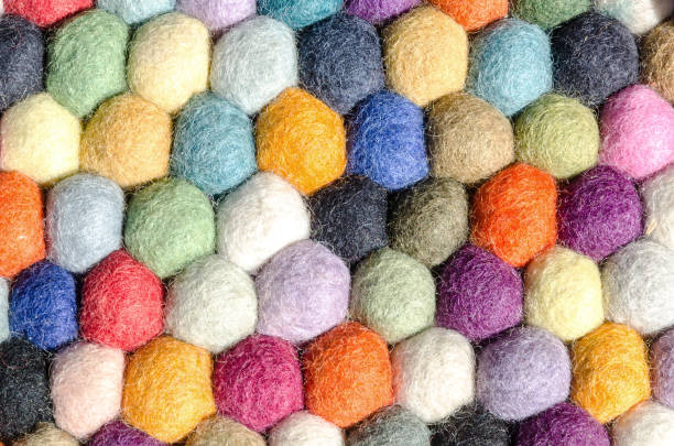 multi bolas de feltro de lã coloridas embarcações de fibra, fundo de - felt wool sphere textile - fotografias e filmes do acervo