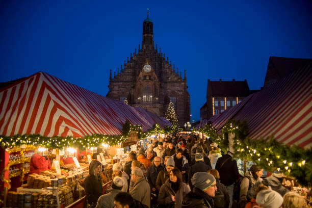 der nürnberger weihnachtsmarkt - nürnberg stock-fotos und bilder