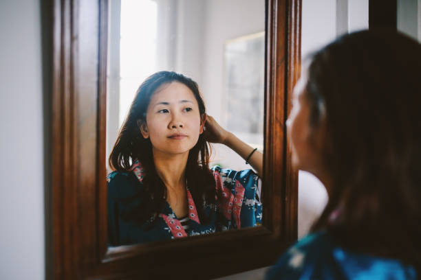 그녀의 집에서 아침에 젊은 아시아 여자의 초상화 - look into the mirror 뉴스 사진 이미지