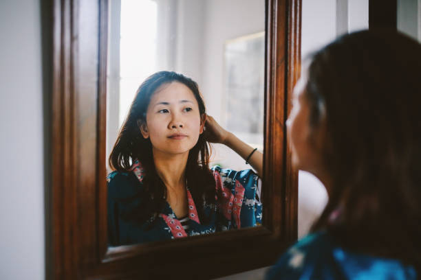 portret młodej azjatki rano w jej domu - look into the mirror zdjęcia i obrazy z banku zdjęć