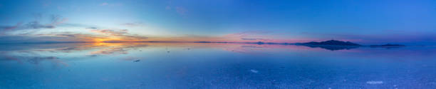 uyuni saltflats reflections. the most amazing landscape a photographer can see. a sunrise over infinity, the infinite horizon cover by water offer us awe colorful sky symmetric reflections on water - mountain reflection non urban scene moody sky imagens e fotografias de stock