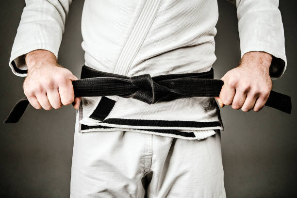 a 기 블랙 벨트를 들고 있는 남자의 중앙부 - karate belt martial arts judo 뉴스 사진 이미지