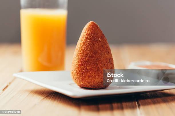 Braziliaanse Snack Coxinha En Sinaasappelsap Op Houten Tafel Stockfoto en meer beelden van Sap