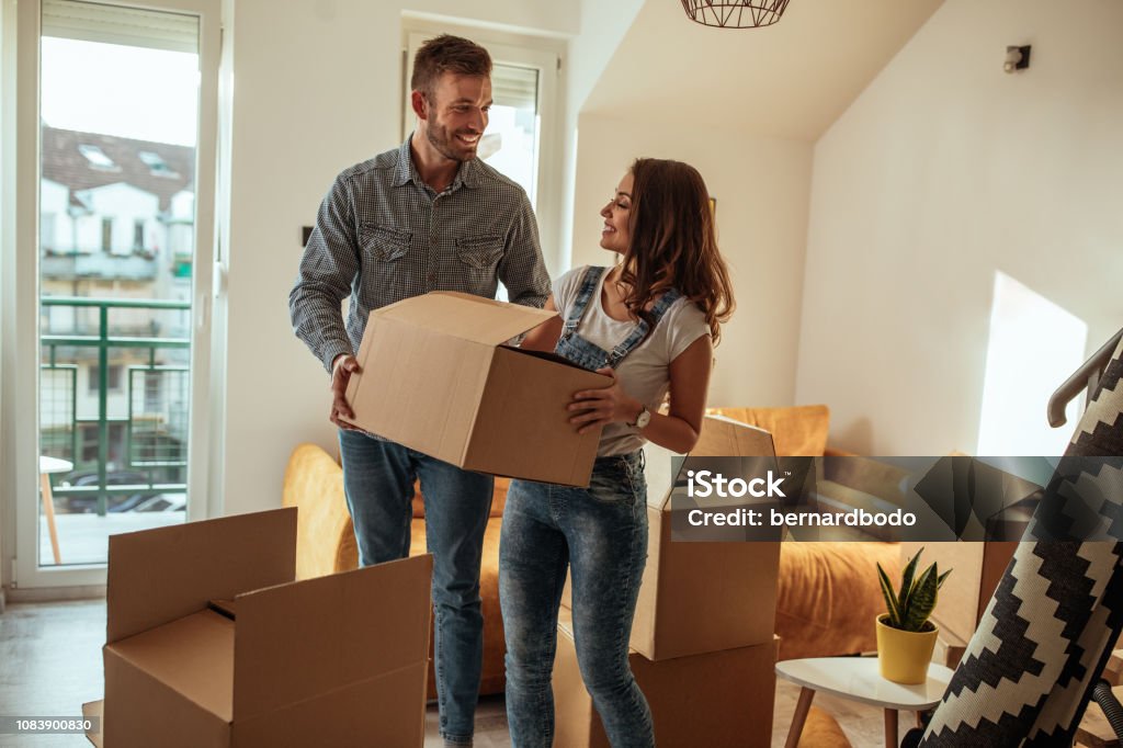 No pueden contener su emoción - Foto de stock de Mudanza libre de derechos