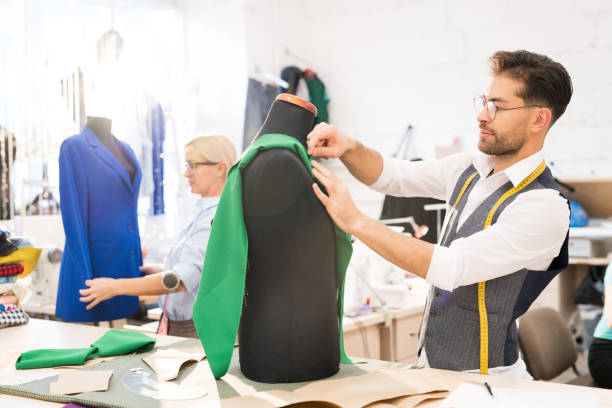 diseñadora de moda trabajando en taller - garment mannequin men store fotografías e imágenes de stock