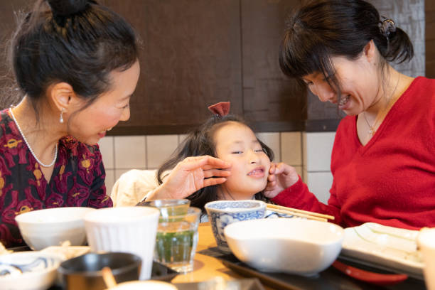 istock Friends and child eating lunch 1083930774