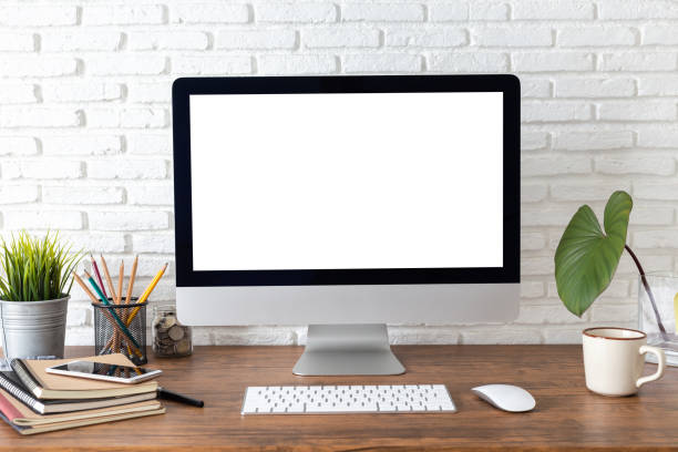 帶空白白色螢幕的電腦的工作區, 以及木制桌子上的辦公用品 - 寫字台 圖片 個照片及圖片檔