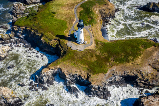 eine luftaufnahme des yaquina head lighthouse oregon küste - newport oregon stock-fotos und bilder