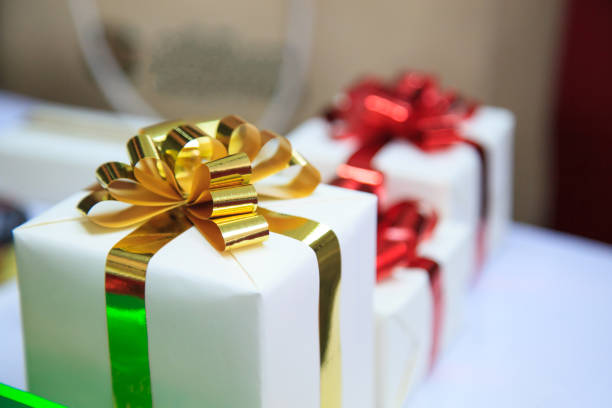 Caja de regalo de navidad sobre una depósito rojo.