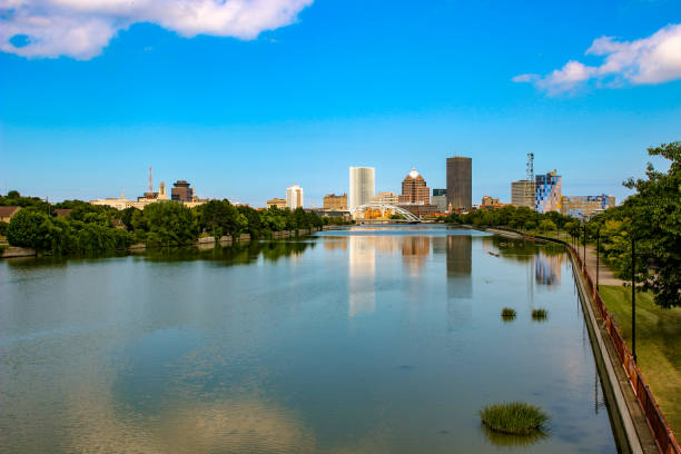 horizonte de rochester, nueva york, río de genesee en puesta del sol. - rochester estado de nueva york fotografías e imágenes de stock