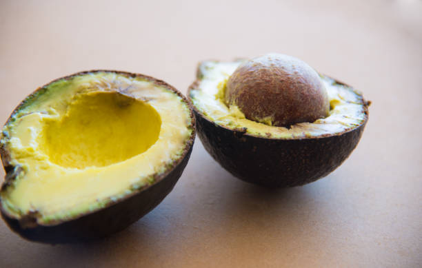 アボカドの健康果実を閉じます。 - avocado brown close up dieting ストックフォトと画像