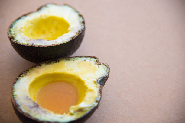 アボカドの健康果実を閉じます。 - avocado brown close up dieting ストックフォトと画像