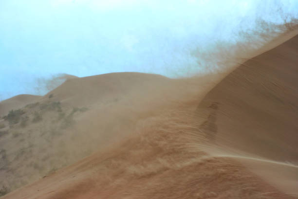 tempesta di sabbia nel deserto. tempesta di sabbia tra le dune. - arid climate asia color image day foto e immagini stock