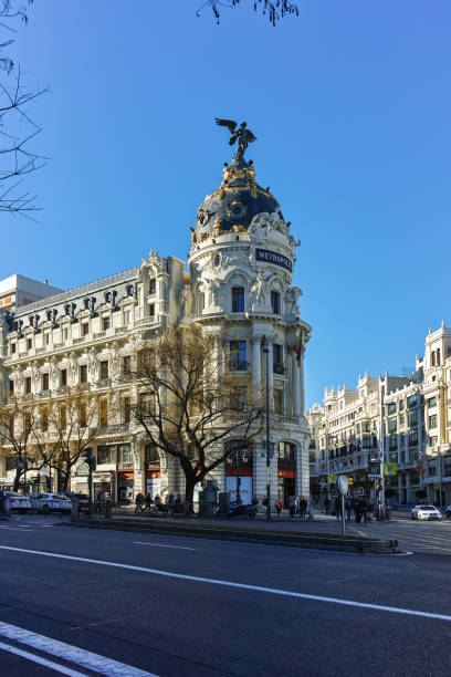 метрополис строительство (edificio метрополис) на улицах алькала и гран-виа в городе мадрид, испания - metropolis building стоковые фото и изображения