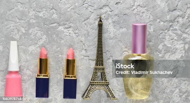 Kadın Kozmetik Paristen İki Pembe Ruj Parfüm Şişesi Tırnak Cilası Eyfel Kulesine Bir Gri Beton Zemin Üzerine Bir Heykelcik Üstten Görünüm Stok Fotoğraflar & Beton‘nin Daha Fazla Resimleri
