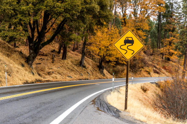 jazda na drodze górskiej - slippery when wet sign zdjęcia i obrazy z banku zdjęć