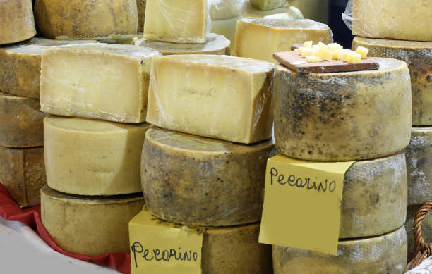 formaggi italiani in vendita e il testo pecorino - formaggio di pecora foto e immagini stock