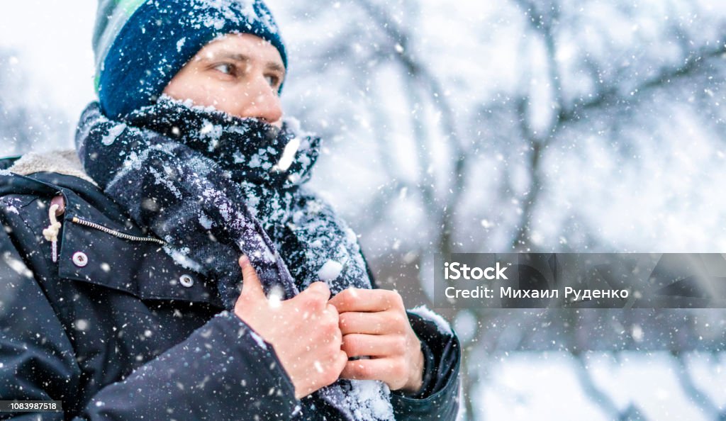 das Gesicht des Mannes Frost mit Schal bedeckt von Schnee auf einen Winter Tag f hautnah - Lizenzfrei Kälte Stock-Foto