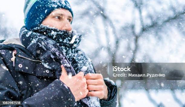 Das Gesicht Des Mannes Frost Mit Schal Bedeckt Von Schnee Auf Einen Winter Tag F Hautnah Stockfoto und mehr Bilder von Kälte