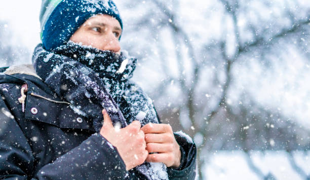bliska twarz mrozu człowieka z szalikiem pokrytym śniegiem w zimowy dzień f - fashion rough jacket garment zdjęcia i obrazy z banku zdjęć
