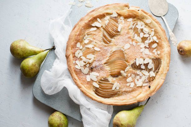 tarte aux poires pochées et frangipane aux amandes - tarte sucrée photos et images de collection