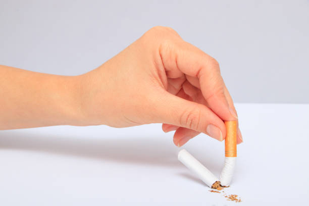 arrêter de fumer - smoking photos et images de collection
